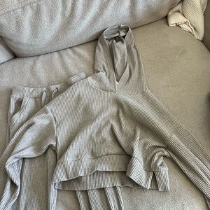 ALO yoga muse hoodie and sweatpants set, size XS and in perfect condition